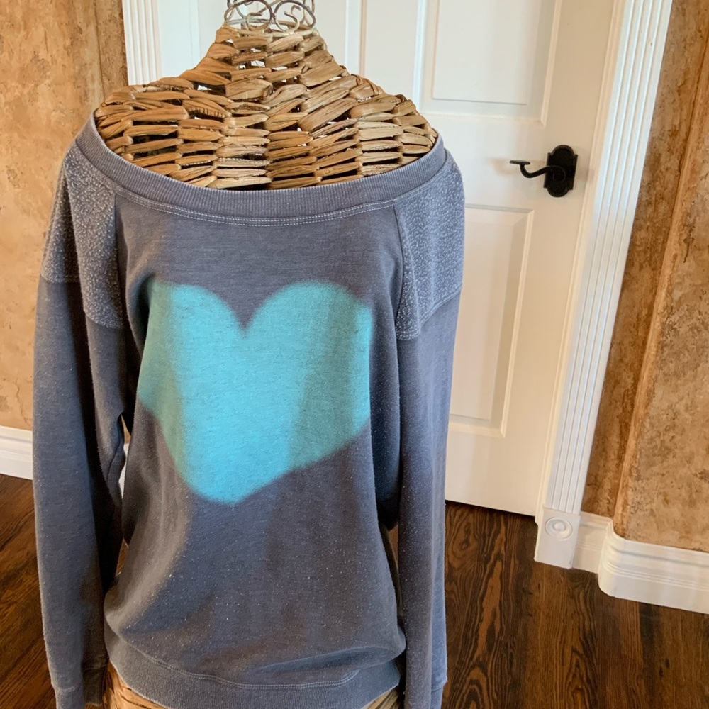 Gray sweatshirt with aqua heart